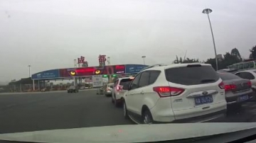 行车记录仪实拍：做这么危险的动作，也太作死了吧