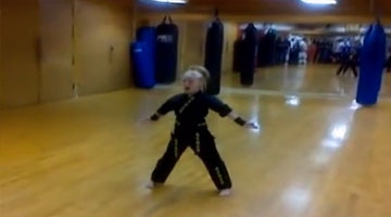 英国10岁武术女神童网晒打斗视频炫技引围观
