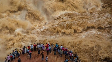 游客近距离拍摄云南虎跳峡“超级山洪”