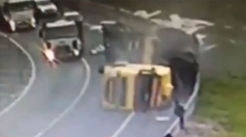 监拍巴西大货车转弯时侧翻 司机摔出车外奇迹逃生