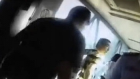 男子飞机上跟女友吵架欲开门自杀 后果多严重？