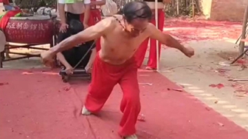 高手在民间，农村大爷用脖子拉人，一看就是练过的！