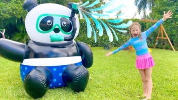 越看越有趣，萌娃小萝莉怎么有个大熊猫？可是被谁抢走了呢？还有恐龙吗？