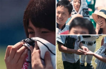 【拍客】感人！男子球场向患癌女友求婚 就要和你在一起