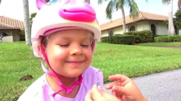 萌娃小可爱真是贴心呀！小家伙把哥哥照顾的好好呀。一萌娃：妹妹，谢谢你的棒棒糖！