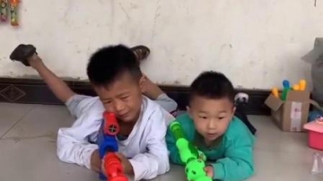 快乐趣事：萌娃打僵尸了