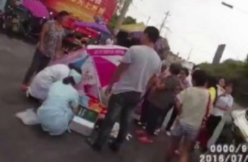 司机迷信车上生娃不吉利 将临产孕妇赶下车