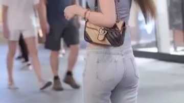 【 街拍美女】身材这么优秀的小姐姐，怕是很难在遇到了吧