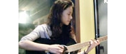 可爱气质美女吉他弹唱《爱我别走》