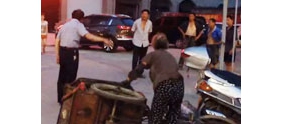 【拍客】男子与老人起争执掀翻三轮