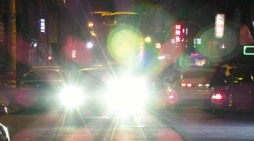 恶搞乱开远光灯的司机