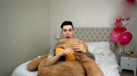 小伙钻进泰迪熊恶搞女友