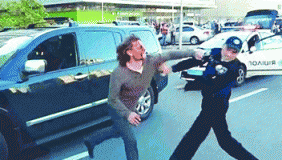 实拍摔跤冠军与警察街头激战 酒驾被查暴力拒捕