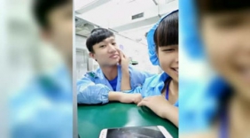 00后小情侣在电子工厂里的自拍，恩爱甜蜜