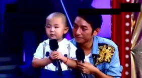 4岁小萌宝舞台上挑战谢霆锋和高圆圆，真的太可爱了，萌翻了！