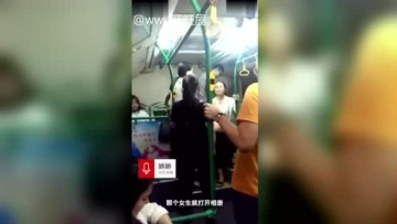 公交车上女孩裙底被偷拍 乘客司机联手抓色狼