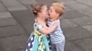 初次见面的两小只就打啵