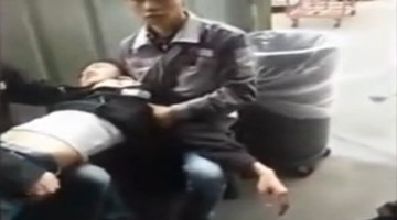 工厂员工拒加班而被集体罚站，有人体力不支晕倒