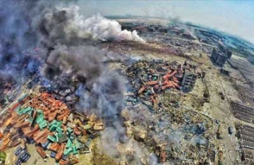 【直击】拍客冒险深入爆炸核心 近距离实拍现场情况