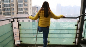 21岁单腿女孩进城打拼 开公司月赚5万买房买车