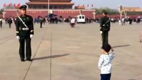 3岁宝宝向武警庄严敬礼 武警回军礼还牵小手