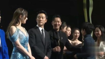 迪丽热巴肖战上台领奖，肖战低头研究奖杯？表情太可爱了！