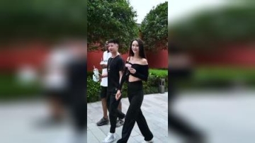 偶遇神仙眷侣，真是羡慕了 #街拍  #穿搭  #美女  @加菲、