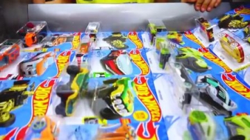 萌娃小可爱有好多汽车玩具，各种各样的小汽车，萌娃：我们来玩啊