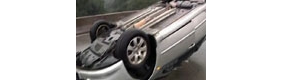 【拍客】轿车“四脚朝天” 雨天路滑车速过快