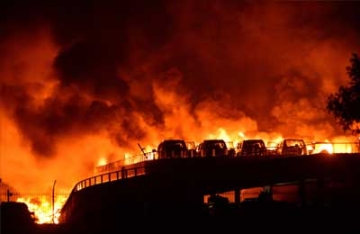 【拍客】实拍天津滨海新区爆炸恐怖现场 蘑菇云升腾火花四溅