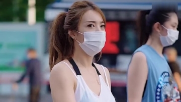 街拍四位新潮时尚穿搭美女，这些衣服你敢穿着出门吗。