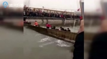 游客吊桥上摇晃蹦跳 绳子断裂秒变“落汤鸡”
