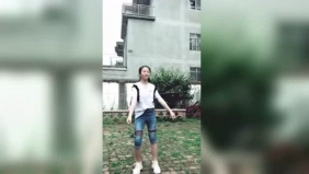 美女表演这个舞蹈，你们觉着怎么样？