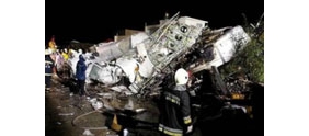 【拍客】台湾一客机迫降时重摔起火 已致47死11伤