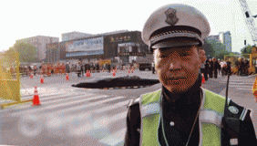 美国CNN报道杭州协警预见路面塌陷 全球网友为其点赞