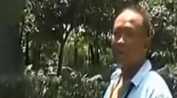 装修工不慎碾死京巴犬 狗主人用狗链勒脖逼其下跪