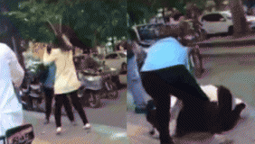 电动男重拳女子头部 围观爷们集体“教育”电动男