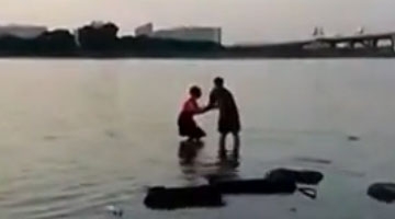 哈尔滨一女子因感情纠纷跳江轻生 路过逃犯救人后默默离开