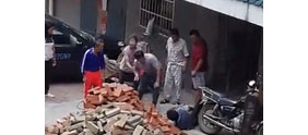 【拍客】装修工太早开工被住户围殴