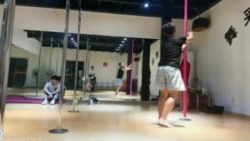 美女舞蹈室直播，钢管舞跳的太溜了