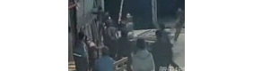 【拍客】物流公司生意纠纷众人持棍棒狂殴男子