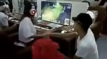 实拍男子网吧求婚干扰了女友打游戏 惨遭暴打拒绝