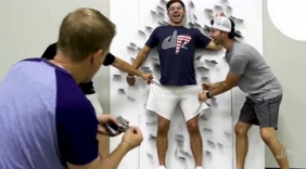 牛人用手甩扑克，居然能把电灯泡给切爆