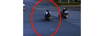 【拍客】监拍家长载孩子上学被小车撞飞