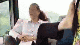 奇葩!公交女售票员当众晾脚 大姐你这姿势要逆天啊!