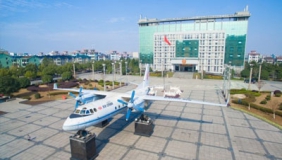 【拍客】镇政府大楼前停客机当装饰 回应称已9年了