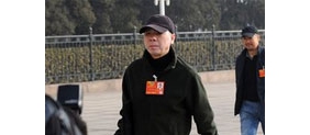 【拍客】冯小刚步入两会会场 对“夺金马奖影帝”无回应