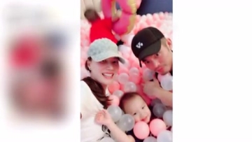 谢杏芳罕见晒全家福 与林丹儿子开心躺在海洋球里