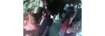 【拍客】实拍猥琐男公交骚扰四女