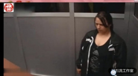 老外电梯恶搞路人,快 把人吓死了!